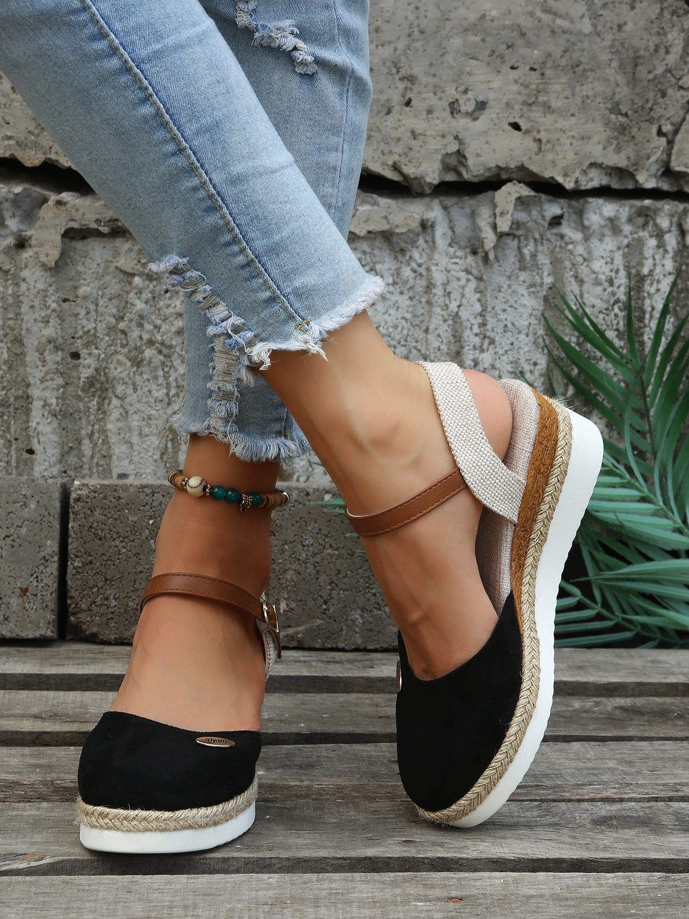 Espadryle damskie z klinowym obcasem i paskiem