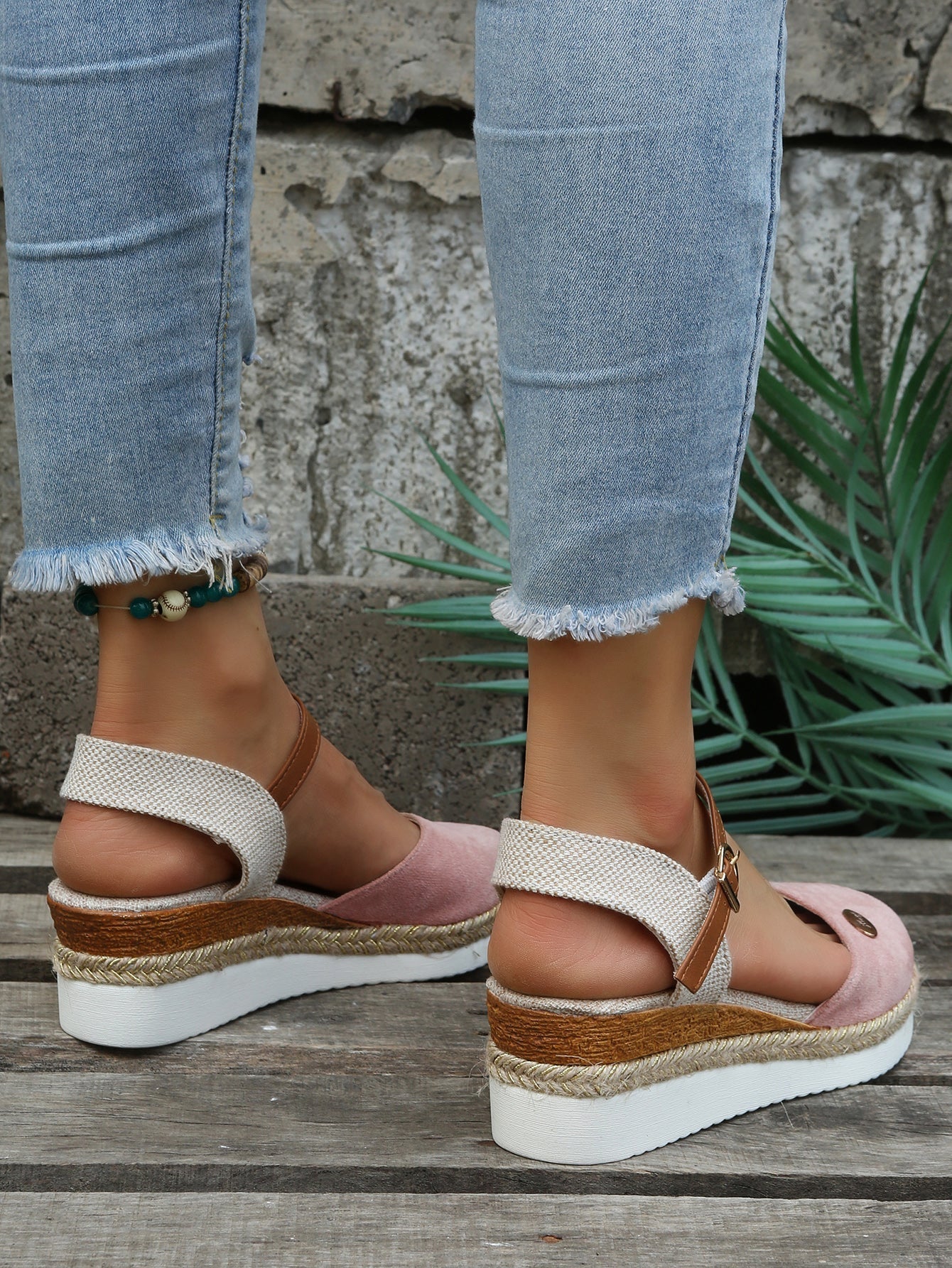 Espadryle damskie z klinowym obcasem i paskiem