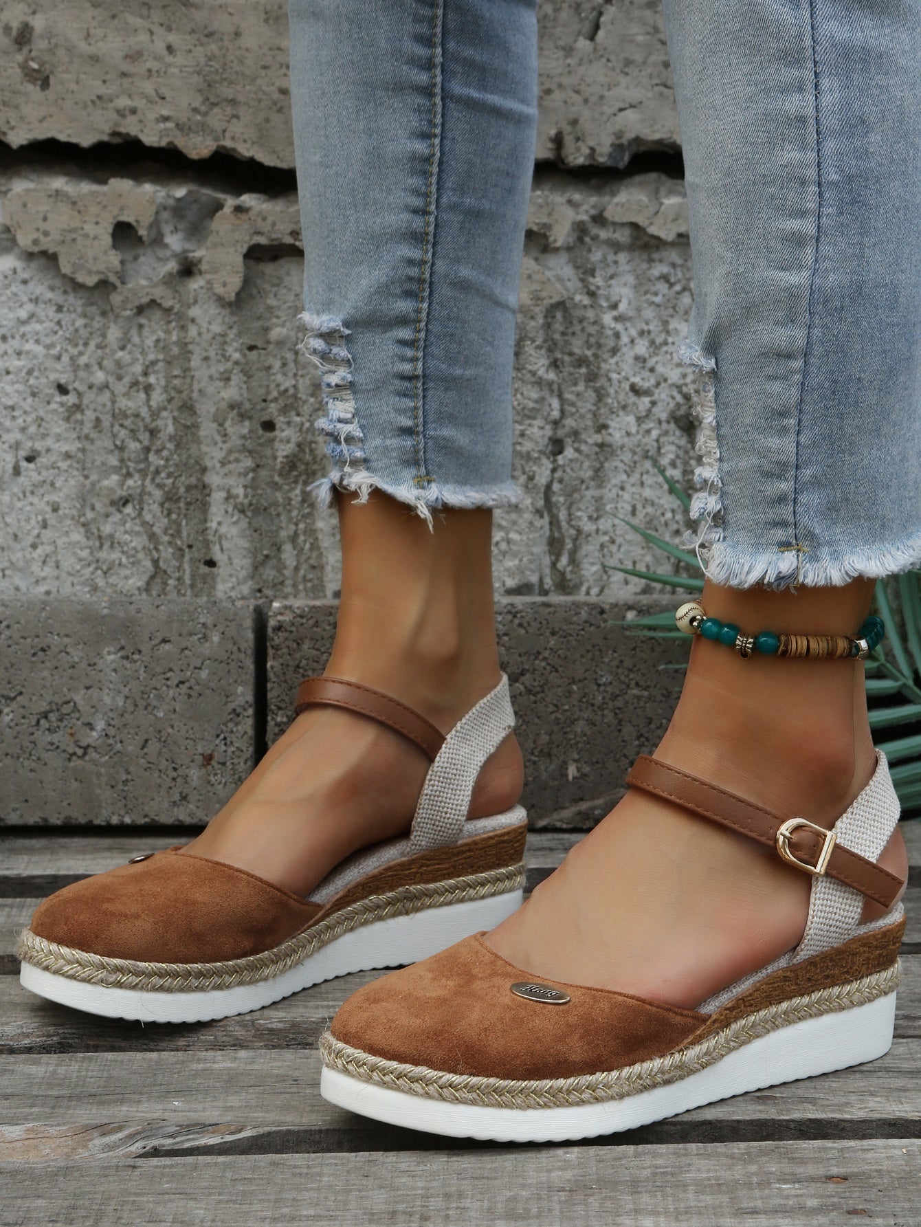 Espadryle damskie z klinowym obcasem i paskiem