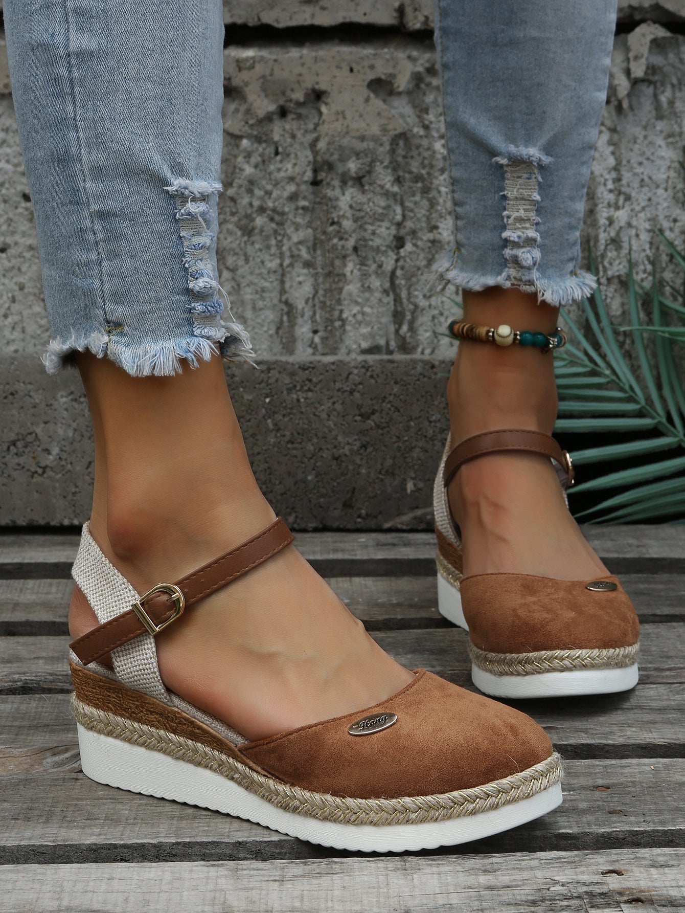 Espadryle damskie z klinowym obcasem i paskiem